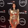 Looks metalizados fazem sucessos com leoninas como Kylie Jenner