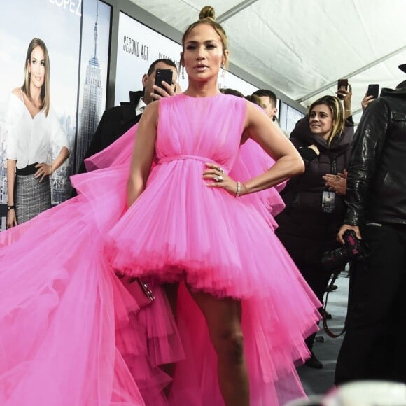 A cantora Jennifer Lopez é leonina e ama looks com volume