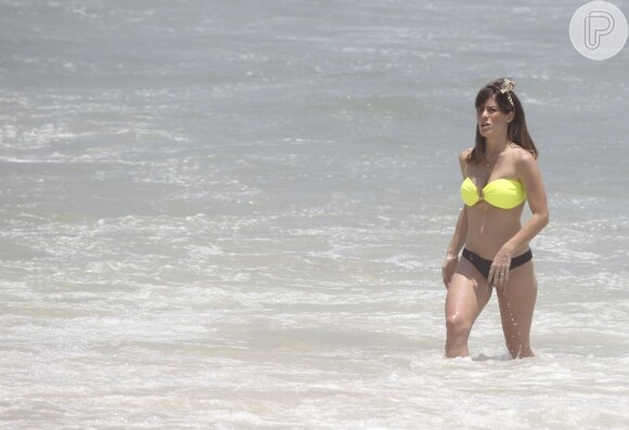 Fernanda Pontes exibe ótima forma na praia da Barra da Tijuca