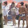 Fernanda Pontes exibe ótima forma na praia da Barra da Tijuca