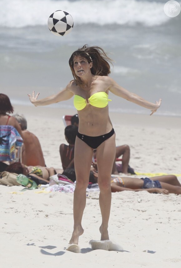 Fernanda Pontes exibe ótima forma na praia da Barra da Tijuca