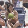 Fernanda Pontes exibe ótima forma na praia da Barra da Tijuca