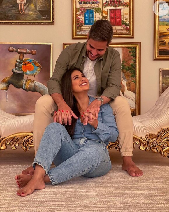 Simone ilustrou o desabafo com um vídeo ao lado do marido, Kaká Diniz, no qual aparece cobrindo as pernas com um avental