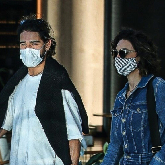 Débora Nascimento e o namorado, Marlon Teixeira, foram clicados pela primeira vez juntos durante passeio por shopping do Rio de Janeiro em 30 de julho de 2021