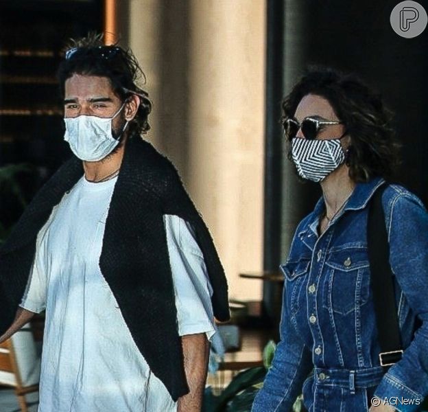 Débora Nascimento e o namorado, Marlon Teixeira, foram clicados pela primeira vez juntos durante passeio por shopping do Rio de Janeiro em 30 de julho de 2021