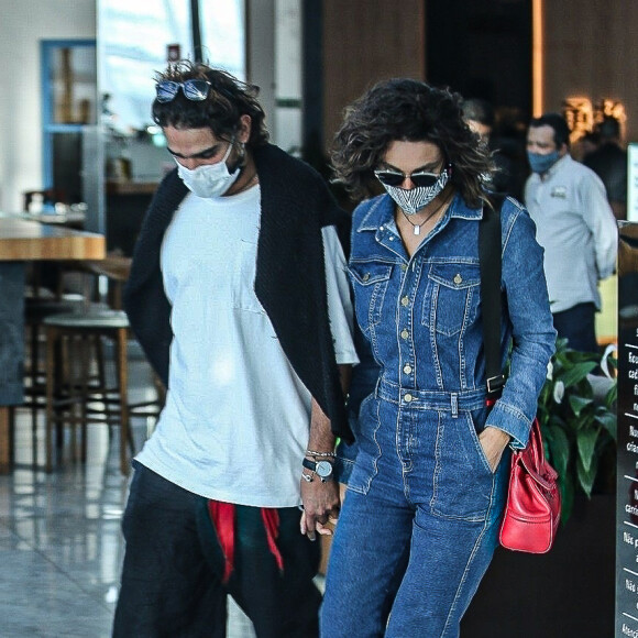 Débora Nascimento e o namorado, Marlon Teixeira, foram fotografados pela primeira vez juntos