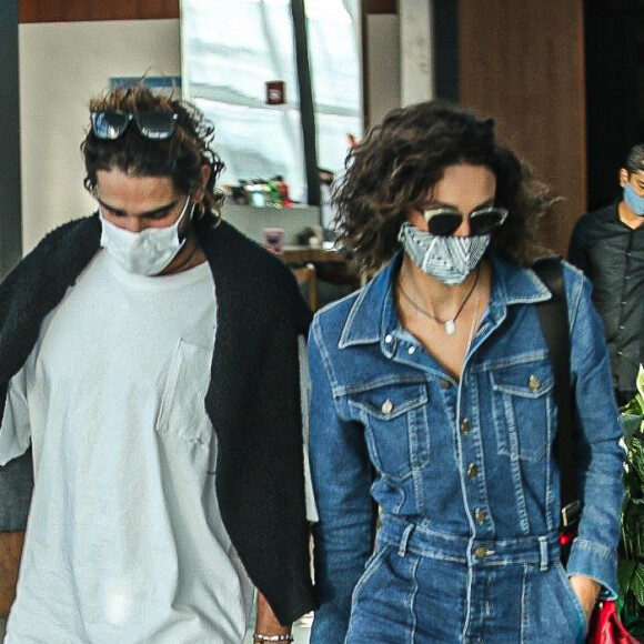 Débora Nascimento e o namorado, Marlon Teixeira, não dispensaram as máscaras de proteção contra a Covid durante passeio por shopping do Rio de Janeiro