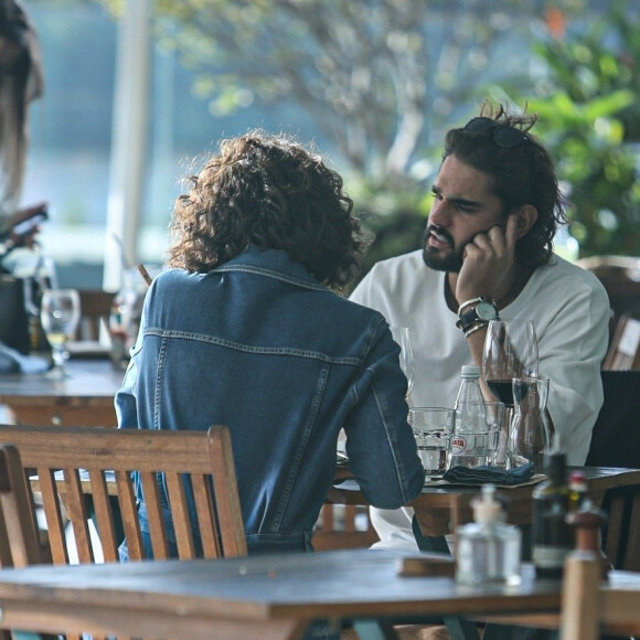 Débora Nascimento e o namorado, Marlon Teixeira, também foram fotografados em restaurante da Barra da Tijuca, Zona Oeste do Rio