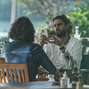 Débora Nascimento e o namorado, Marlon Teixeira, em restaurante de shopping do Rio