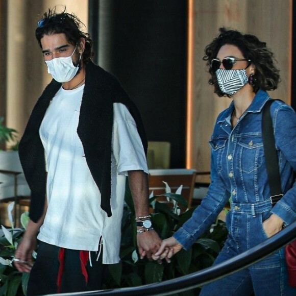 Débora Nascimento apostou em look all jeans para passeio com o namorado, Marlon Teixeira, por shopping do Rio de Janeiro em 30 de julho de 2021