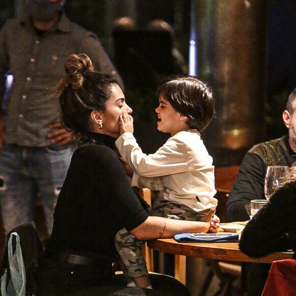 Kelly Key brincou com o filho caçula, Artur, de 4 anos, durante jantar