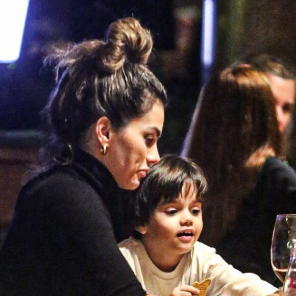 Kelly Key levou o filho caçula, Artur, em jantar com amigos