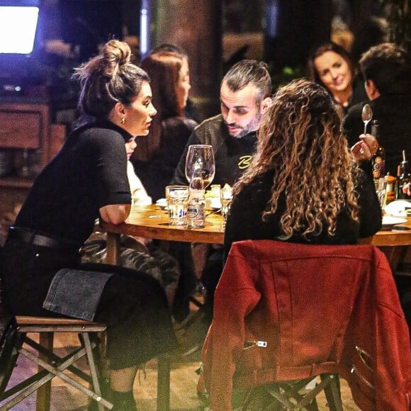 Kelly Key, o marido, Mico Freitas, o filho caçula, Artur, de 4 anos, e amigos jantaram em shopping da Barra da Tijuca, Zona Oeste do Rio de Janeiro