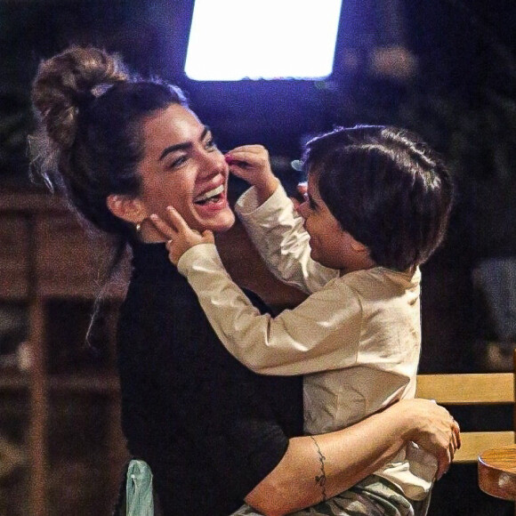 Kelly Key se divertiu com o filho caçula, Artur, de 4 anos, ao jantar em shopping