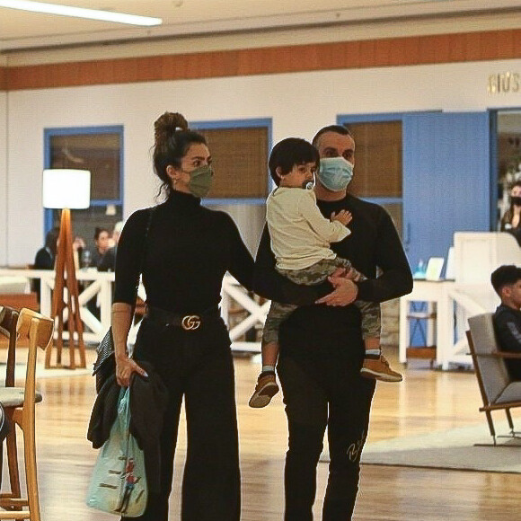 Kelly Key foi fotografada em shopping com o marido e o filho caçula