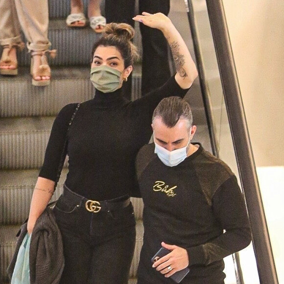 Kelly Key brincou ao descer a escada rolante com o marido, Mico Freitas, em shopping da Barra da Tijuca, Zona Oeste do Rio de Janeiro