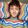 Tom Daley viralizou ao ser clicado fazendo crochê na arquibancada durante Olimpíadas