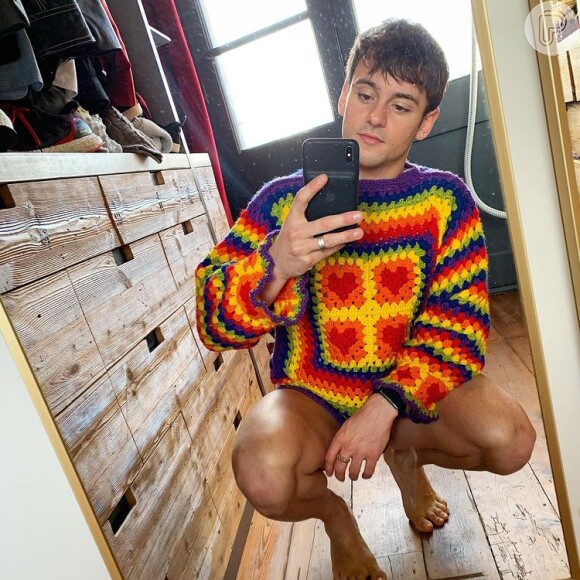 Casacos de tricô colorido deixam o look de frio mais divertido