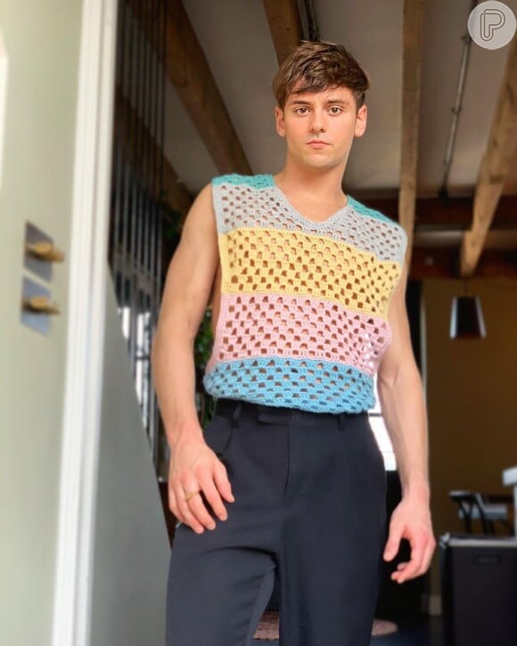 O atleta Tom Daley aposta no colete colorido para o look de crochê