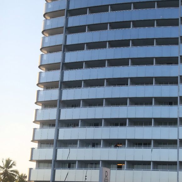 MC Kevin teria tentado passar do quarto 502 para o 402 pelo lado externo ao ser vítima de uma 'brincadeira de péssimo gosto' de amigos, disse sua viúva à polícia