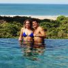 Fernanda Gentil viajou para a Costa Rica e posou ao lado do marido, Matheus Braga, em uma piscina de borda infinita de frente para o mar