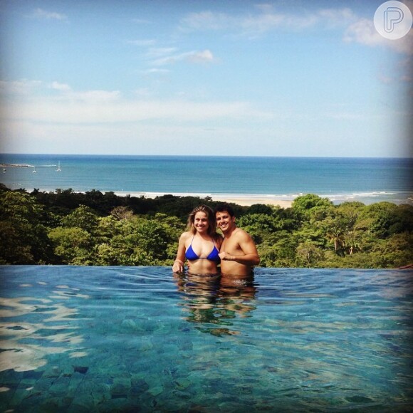 Fernanda Gentil viajou para a Costa Rica e posou ao lado do marido, Matheus Braga, em uma piscina de borda infinita de frente para o mar