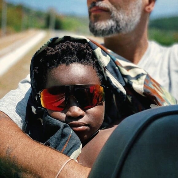 Bruno Gagliasso volta para Portugal para passar dia dos pais com a família e dança com o filho, Bless, de alegria: 'Se tem forma melhor de chegar em casa eu não conheço'