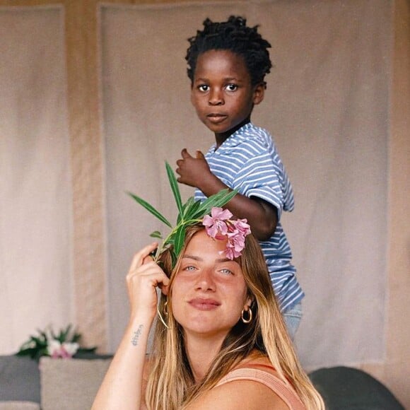 Giovanna Ewbank e os filhos de Bruno Gagliasso, Titi, de 8 anos, Bless, de 6, e Zyan, de 1, ficam em Lisboa, enquanto o ator trabalha nas gravações da nova série da Netflix, em Madri, Espanha