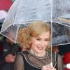 Mesmo com frio, Nicole Kidman distribuiu sorrisos para fãs e fotógrafos