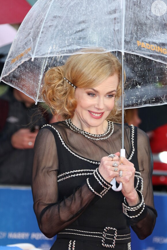 Mesmo com frio, Nicole Kidman distribuiu sorrisos para fãs e fotógrafos