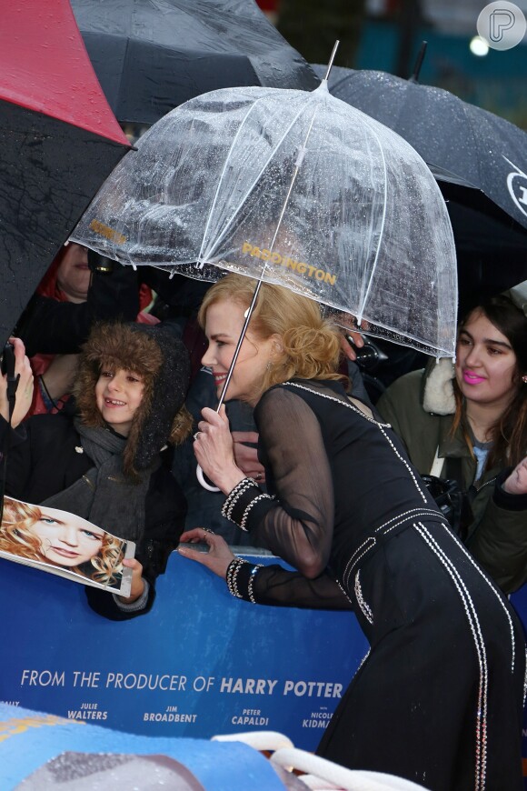 Simpática, Nicole Kidman fez questão de posar para fotos com fãs mirins