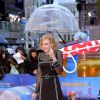 Nicole Kidman enfrentou o frio de Londres a bordo de um vestido de comprimento midi