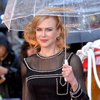 Nicole Kidman lança filme infantil em Londres e posa para foto com fã mirim