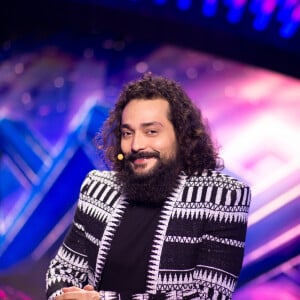 Eduardo Sterblich foi o primeiro a perceber gafe de Taís Araújo ao citar nome de Fernanda Souza associado com Thiaguinho para participante do 'The Masked Singer' ao vivo e caiu na gargalhada