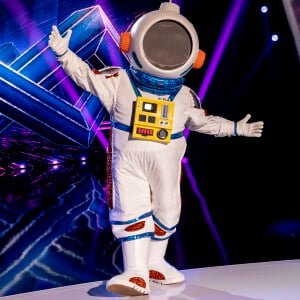 Web aponta Thiago Abravanel como famoso fantasiado de astronauta na estreia do 'The Masked Singer Brasil'