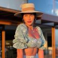 Modelo de biquíni moda praia da Andressa Suita com hot pants e top com mangas bufantes