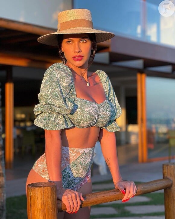 Modelo de biquíni moda praia da Andressa Suita com hot pants e top com mangas bufantes