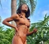 Biquíni de Erika Januza: amarração trendy sem envolver toda a cintura