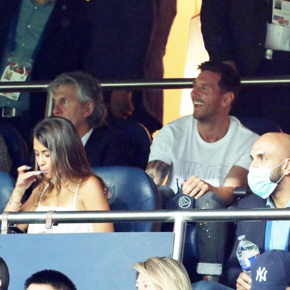 Bruna Biancardi e Neymar foram vistos em arquibancada de jogo de futebol na França