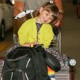 Zoe, filha de Sabrina Sato e Duda Nagle, roubou a cena em aeroporto com os pais