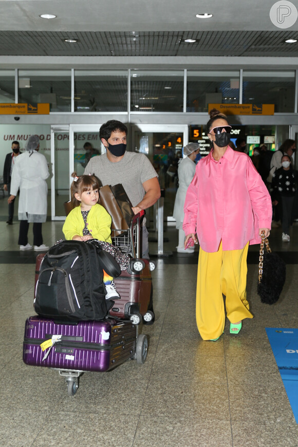 Sabrina Sato foi fotografada com a família em aeroporto de São Paulo