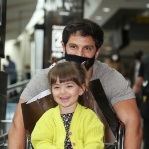 Zoe se divertiu com o pai, Duda Nagle, em aeorporto de São Paulo