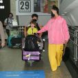 Zoe, filha de Sabrina Sato e Duda Nagle, foi fotografada em aeroporto com os pais