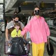 Sabrina Sato escolheu look de grife colorido para viagem com a família