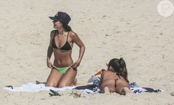 Giullia Buscacio, de biquíni, se encontrou com amiga em praia do Rio