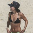 Giullia Buscacio apostou em biquíni em dia na praia