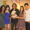 Ricky Tavares ao lado de Gabriela Moreyra, Julianne Trevisol, André Di Mauro e Giovanna Echeverria na novela 'Vidas em Jogo'