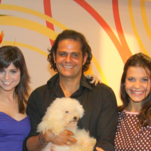 Ricky Tavares ao lado de Gabriela Moreyra, Julianne Trevisol, André Di Mauro e Giovanna Echeverria na novela 'Vidas em Jogo'