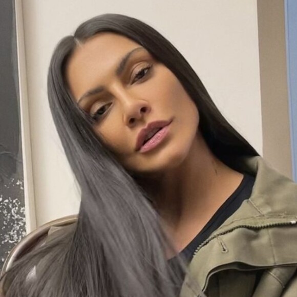 Cleo exibe corpo real em foto na web, em 21 de agosto de 2021