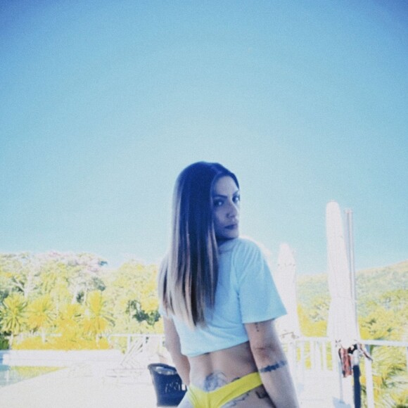 Cleo exibe corpo na web e ganha elogios